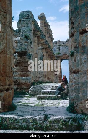 Las ruinas de Paestum - griego mayor, entonces ciudad romana en Campania, Italia. Templo de Neptuno. Análisis de archivo de una diapositiva. Abril de 1970.