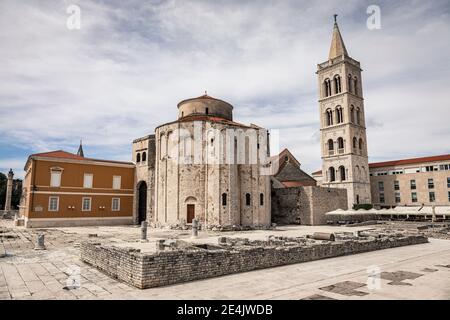 Croacia, Zadar, la Iglesia de San Donato y el campanario de la catedral Foto de stock