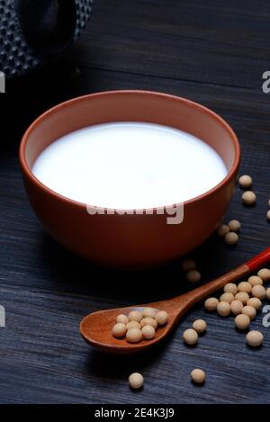 Soja, leche de soja en cáscara y soja Foto de stock