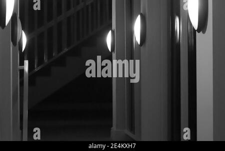 Ciudad del Cabo Sudáfrica- 07-03-2020 Disparo creativo en blanco y negro de brillantes luces del pasillo que conducen a la escalera. Foto de stock