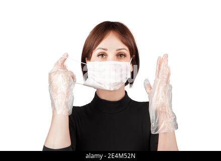 una chica con un pequeño corte de pelo cuadrado en un desechable mascarilla y guantes transparentes Foto de stock