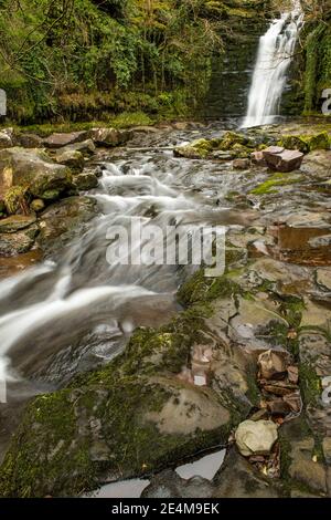 La cascada Blaen y Glyn en el río Caerfanell en el Balizas centrales de Brecon, en el sur de Gales.