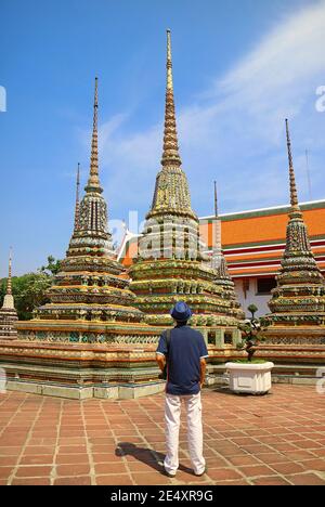 Visitante impresionado por el Grupo de Pagodas en Wat Pho o Templo del Buda Reclining, Bangkok, Tailandia