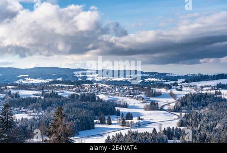 Paisaje invernal en el bajo oeste de los Alpes de Allgaeu con el Pueblo de Oberreute Foto de stock