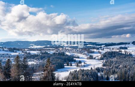 Paisaje invernal en el bajo oeste de los Alpes de Allgaeu con el Pueblo de Oberreute Foto de stock