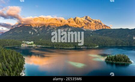 Avión drone tiro de Alpenglow con niebla en Zugspitze por Lago Eibsee en Alemania Foto de stock