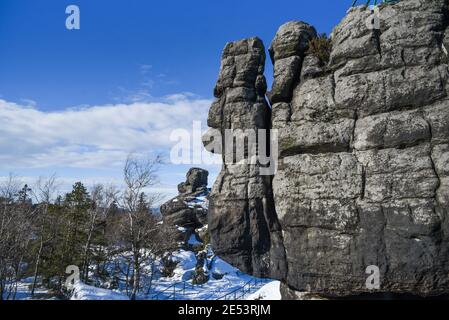 Formaciones rocosas naturales de arenisca en las montañas de la Mesa en Polonia. La Ciudad de la Roca. Foto de stock
