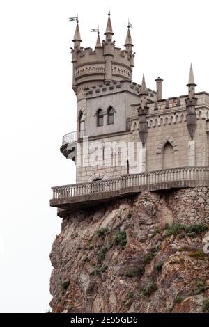 Gaspra, Crimea - 8 de mayo de 2018: Exterior de Swallow's Nest. Construido en 1912 es una de las fantasías châteaux neogóticas cerca de Yalta, diseñado por el RU Foto de stock