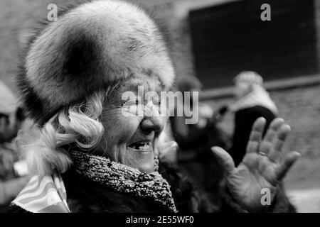 Oswiecim, Polonia - 27 de enero de 2017: 73 aniversario de la liberación de Auschwitz-Birkenau. El sobreviviente visita el sitio de exterminio de Auschwitz. Foto de stock