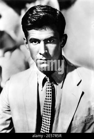 heroico Sindicato álbum de recortes 1960 , USA : el actor de cine ANTHONY PERKINS ( 1932 - 1992 ) - CINE -  attore - retrato - ritratto - cravatta - corbata - collar - colletto ----  Archivio GBB Fotografía de stock - Alamy