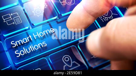 Soluciones para el hogar inteligente escritas en la clave transparente azul del teclado conceptual. Soluciones para el hogar inteligente - teclado conceptual con una tecla azul. 3D. Foto de stock