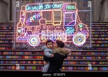 Andrea Tyrimos y su hijo Koa ven 'Remembering a Brave New World' por Chila Kumari Singh Burman, fuera de Tate Britain en Londres durante el tercer cierre nacional de Inglaterra para frenar la propagación del coronavirus. Foto fecha: Miércoles 27 de enero de 2021. Foto de stock