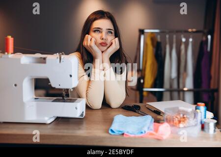 Un Sastre Joven De Buen Aspecto Que Trabaja En La Costura De La Máquina De  Coser Ropa En El Interior Del Hogar Imagen de archivo - Imagen de cosa,  negocios: 209311731