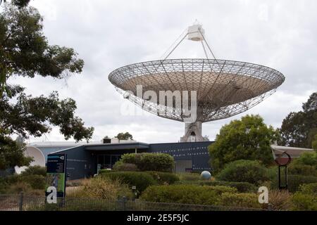 El Observatorio de Parkes, un observatorio radiotelescopio cerca de Parkes, Nueva Gales del Sur, Australia, famoso por la película "The Dish". Foto de stock