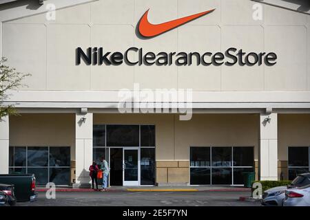 Vista general de la señalización de la tienda Nike Clearance Store en medio de la pandemia del coronavirus, lunes, 25 de enero de en Valencia, California (Dylan de Fotografía de