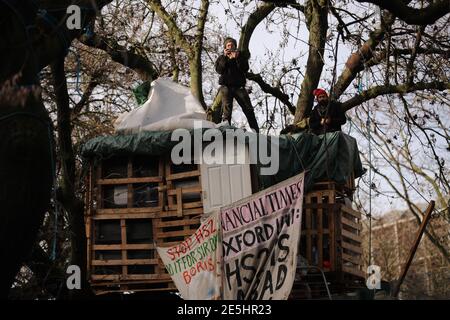 HS2 manifestantes en árboles en el campamento en Euston Square Gardens en el centro de Londres, donde han construido una red de túneles de 100 pies, que están listos para ocupar, después de afirmar que el jardín está en riesgo de la línea de desarrollo HS2. Fecha del cuadro: Jueves 28 de enero de 2021. Foto de stock