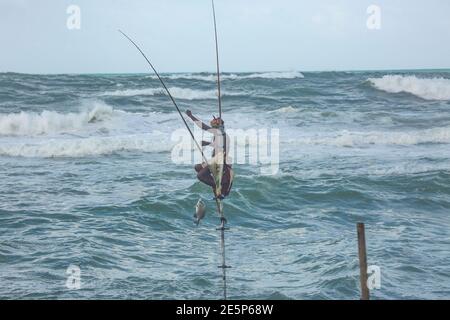 Pescador de pilotes en la aldea de Unawatuna del sur de Sri lanka Foto de stock