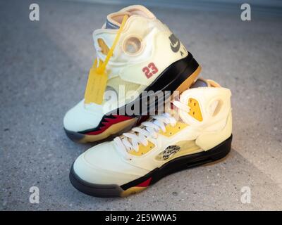 BLOTZHEIM, FRANCIA - 6 DE NOVIEMBRE de 2020 : Nike Air Jordan 5 Retro SP  DH8565 100 vela/Fuego Rojo-Muslin-Negro sneaker Fotografía de stock - Alamy