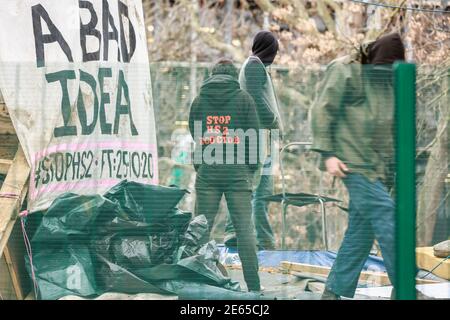 Londres, Reino Unido. 28 de enero de 2021. 'Stop HS2 EcoCide' escrito en una sudadera de HS2 Rebellion en Euston Square Gardens. Crédito: Waldemar Sikora Foto de stock