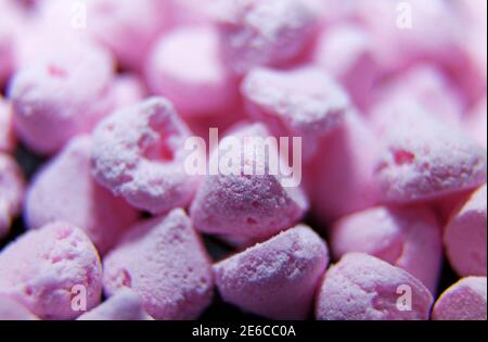 un montón de pequeños merengues rosas Foto de stock