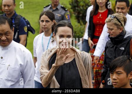 La enviada especial del ACNUR, Angelina Jolie Pitt (C), le lleva la mano a los fans cuando llega al aeropuerto de Myitkyina en la ciudad capital de Myitkyina, estado de Kachin, Myanmar, el 30 de julio de 2015. REUTERS/Soe Zeya Tun