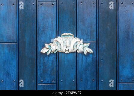 Decoración cerámica en puerta azul, Quito, Ecuador. Foto de stock