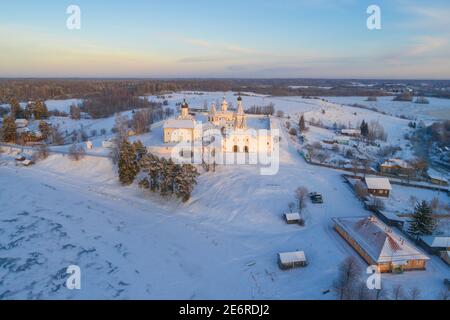 Monasterio de Ferapontov Belozersky en un paisaje invernal en una noche de diciembre (fotografía aérea). Región de Vologda, Rusia Foto de stock