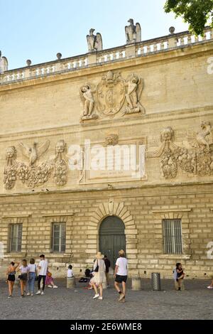 Francia, Vaucluse, Avignon, Place du Palais (Plaza del Palacio), la Casa de la Moneda del siglo 16, monumento histórico, Conservatorio Foto de stock