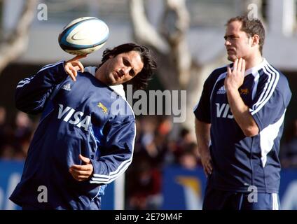 Agustín Pichot (L), capitán del equipo nacional argentino de rugby los Pumas,  equilibra el balón junto a su compañero Felipe Contepomi durante una sesión  de entrenamiento antes de la Copa Mundial de Rugby Francia 2007 en Buenos  Aires, 8 de agosto 