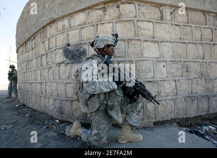 U.S. soldiers of Bravo Company, 1-18 Infantry Battalion take up position during a patrol at a market in Mosul, 390 km (240 miles) north of Baghdad February 2, 2009.            REUTERS/Erik de Castro  (IRAQ)