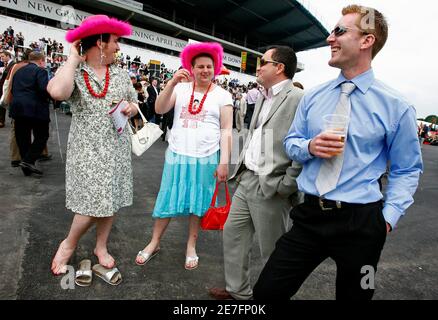 Racegoers wait to watch the third race of the Epsom Derby Festival at Epsom Downs in Surrey, southern England June 6, 2008. REUTERS/Alessia Pierdomenico (BRITAIN)