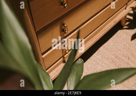 Alfombra de mimbre en suelo de madera clara en el interior de la habitación  Fotografía de stock - Alamy