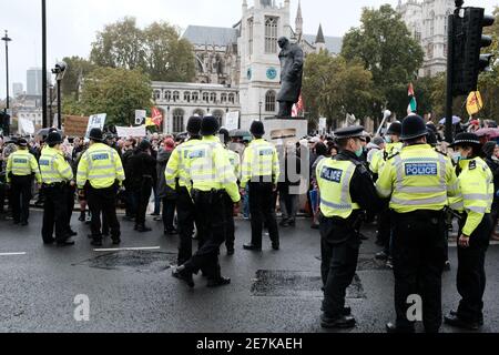 LONDRES, 24 DE OCTUBRE de 2020: Protesta contra el bloqueo en el centro de Londres en respuesta a las nuevas restricciones de bloqueo de los gobiernos con respecto al virus.