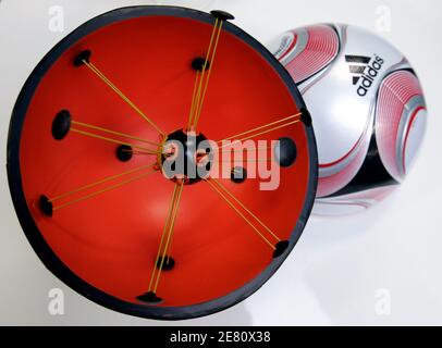 El nuevo modelo de chip-in-ball se muestra durante una conferencia de  prensa en Yokohama, al sur de Tokio, el 13 de diciembre de 2007. Adidas y  Cairos Technologies presentaron conjuntamente la nueva tecnología de línea  de gol y el balón inteligente 