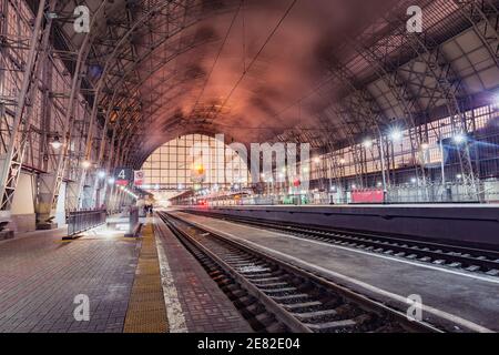 Moscú, Rusia - 30 de enero de 2021: Plataformas de pasajeros de la estación ferroviaria de Kiev en la mañana. Foto de stock