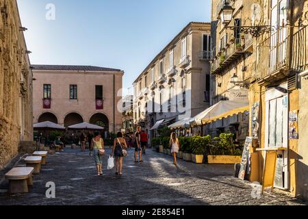 Tropea, Calabria Italia – 2020 de agosto: Una calle típica en el casco antiguo de Tropea al atardecer Foto de stock