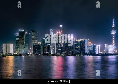 Horizonte de la ciudad por la noche. Vista del distrito de Lujiazui y el río huangpu desde el Bund Norte en Shanghai, China Foto de stock