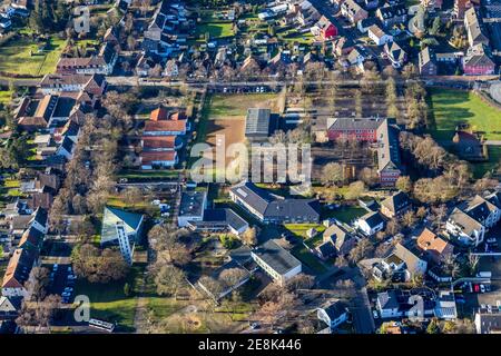 Vista aérea de la escuela Augusta en la calle Halterner y evang. Cruce la iglesia en Dorsten en la zona de Ruhr en Renania del Norte-Westfalia, Alemania.., an der