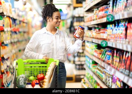 Mujeres Afro Negro Disfraz Comprar Alimentos En El Mercado Imagen de  archivo - Imagen de consumidor, venta: 212260295