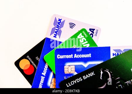 Londres, Reino Unido, enero de 26 2021, selección de tarjetas de débito y crédito bancarias sin personas como la gente utiliza crédito en tiempos de dificultades financieras Foto de stock