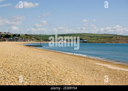 Vista hacia el norte a lo largo de la playa de Preston en la estación costera de Weymouth, Dorset. Foto de stock
