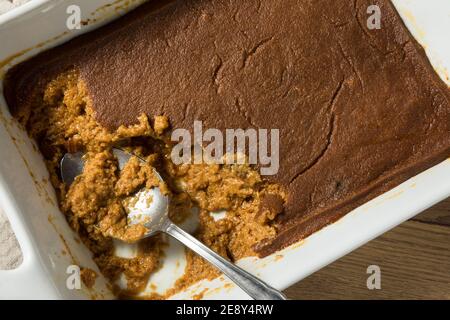 Comida casera de maíz Pudding de pan indio con helado Foto de stock