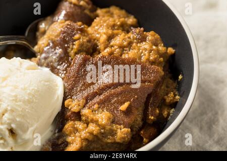 Comida casera de maíz Pudding de pan indio con helado Foto de stock