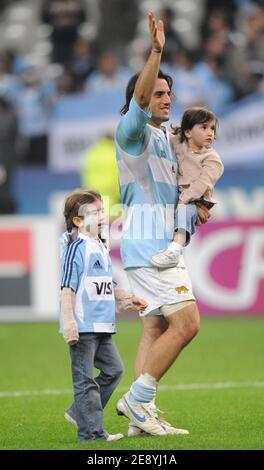 Agustin Pichot De Argentina Con Sus Hijos Durante La Copa Mundial De Rugby 2007 Del Irb Partido De Cuartos De Final Argentina Contra Escocia En El Stade De France En Saint Denis