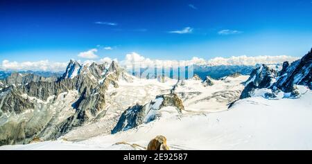 Vista panorámica de los Alpes nevados en el día soleado Foto de stock