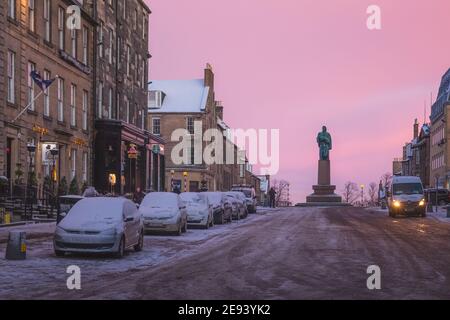 Edimburgo, Escocia - Enero 17 2018: Una tranquila escena de la ciudad de invierno al amanecer después de la Nevada en Castle Street en Edimburgo, Escocia. Foto de stock