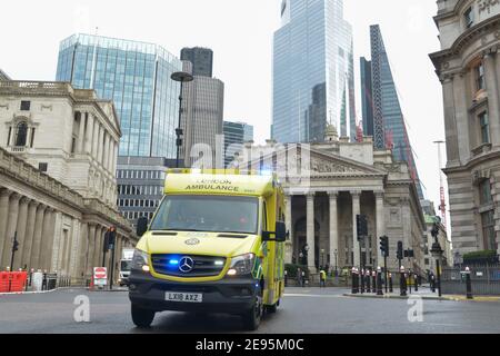Londres, Reino Unido. 2 de febrero de 2021. Una ambulancia de Londres reaccionando a una emergencia que pasa por el distrito financiero de la ciudad de Londres durante el tercer cierre nacional. Crédito: Thomas Krych/SOPA Images/ZUMA Wire/Alamy Live News Foto de stock