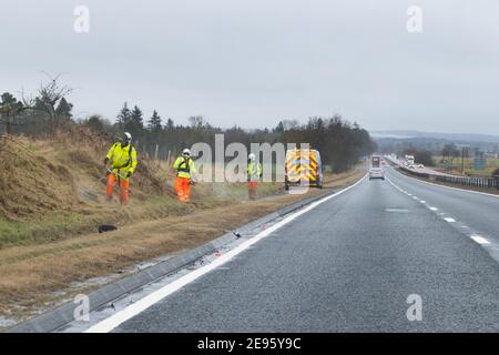 Al lado de la ajetreada carretera A9 - Escocia, Reino Unido Foto de stock