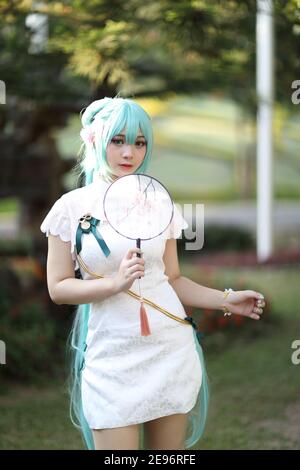 Japón anime cosplay retrato de una chica con vestido chino traje en el  jardín chino Fotografía de stock - Alamy