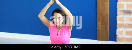 Mujer haciendo ejercicio con levantar las manos
